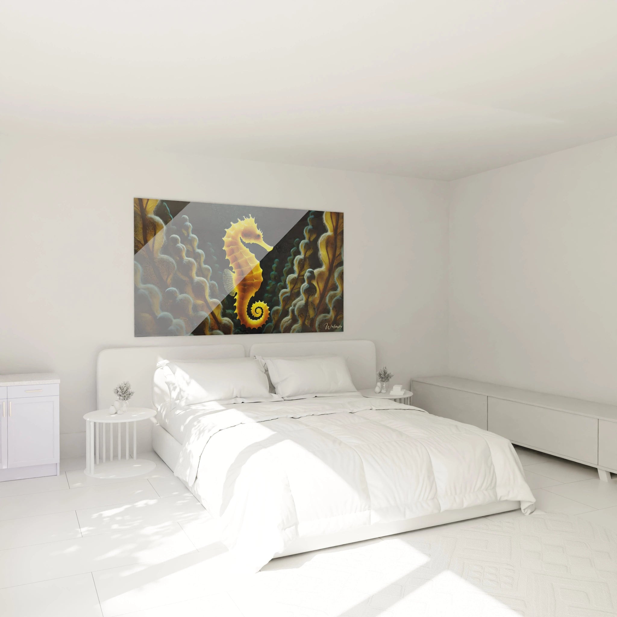 Tableau hippocampe accroché au-dessus du lit, ajoutant une touche de nature marine apaisante à la chambre. Idéal pour une décoration élégante et relaxante.