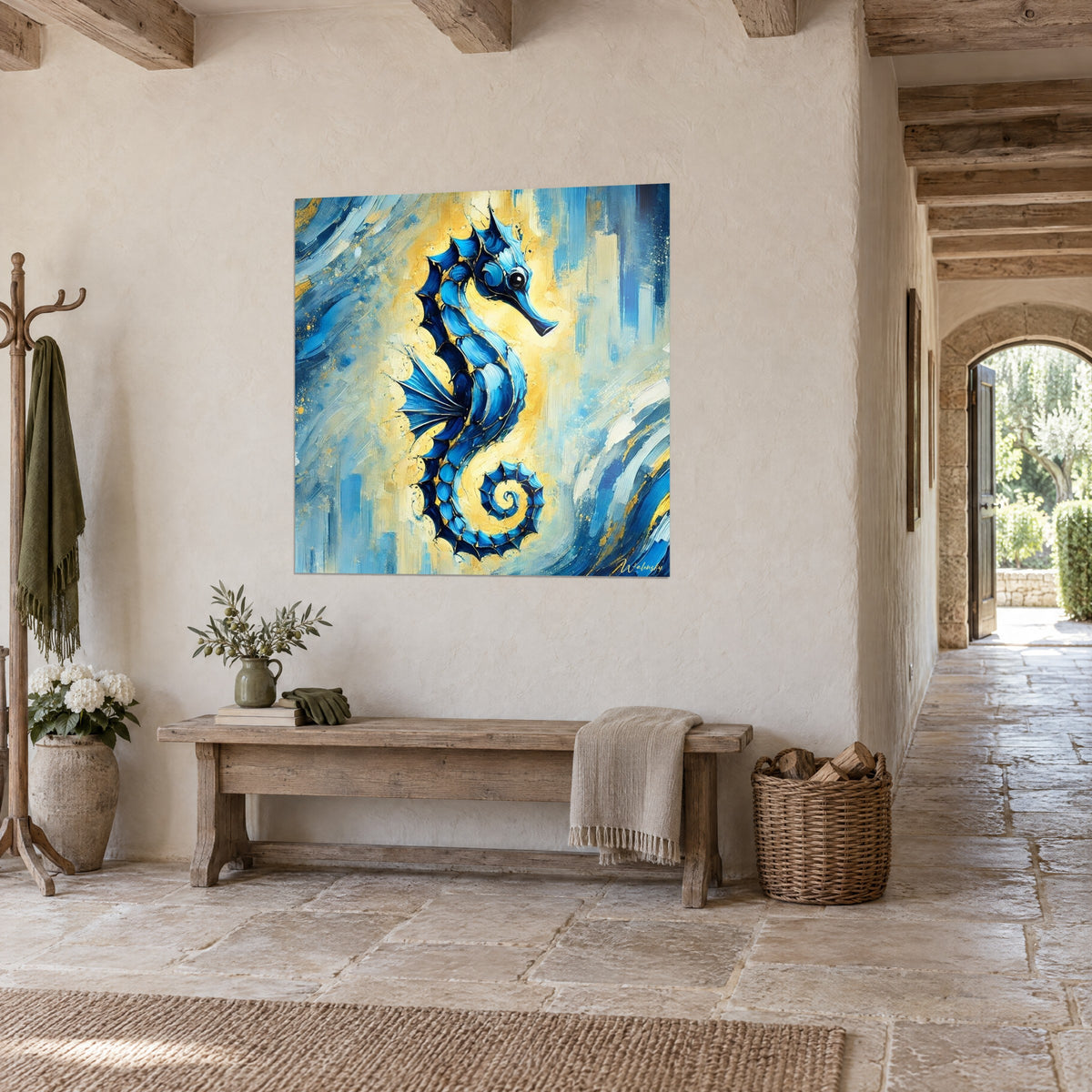 Tableau hippocampe en spirale, bleu roi et or, vu de trois-quarts sur un mur de pierre au bout d'un couloir dallé