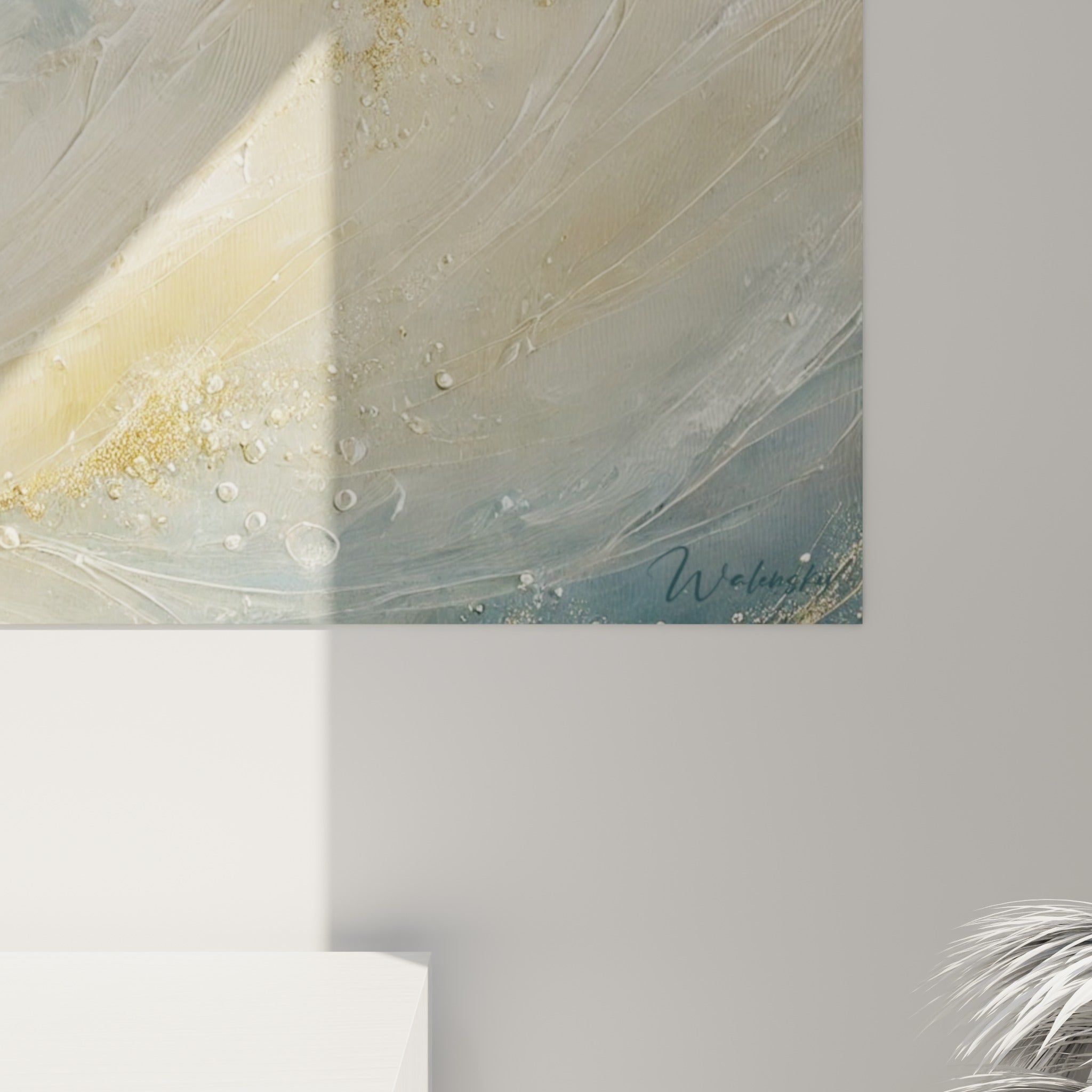 Empâtements dorés et coulures bleu gris se mêlant en gros plan sur la texture sculptée de l'œuvre