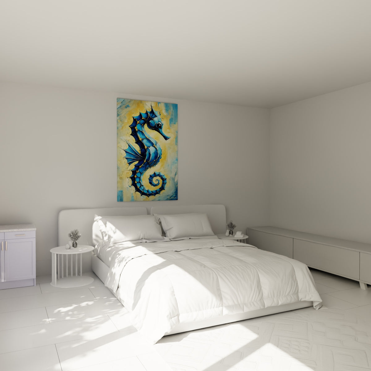 Créature marine bleu turquoise et jaune doré au-dessus d'un lit dans une chambre claire