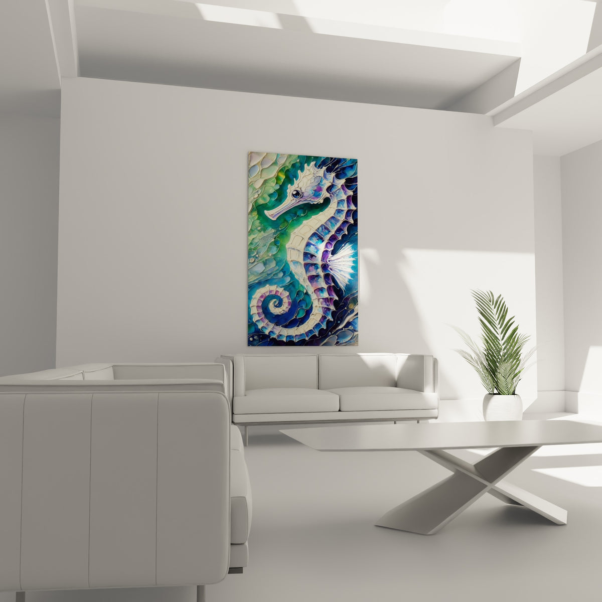 Hippocampe turquoise et nacré à la queue spiralée au-dessus d'un canapé dans un salon lumineux