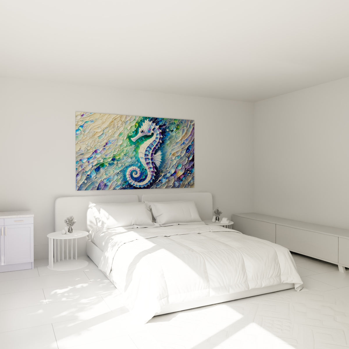 Hippocampe irisé bleu et vert émeraude accroché au-dessus d'un lit dans une chambre claire