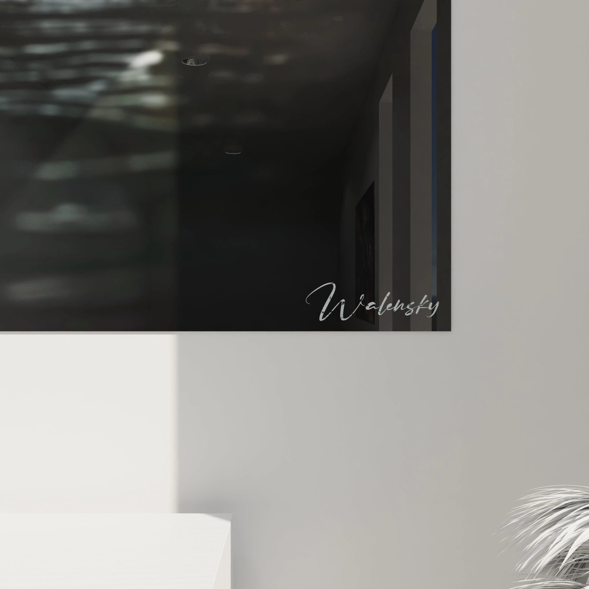 Un tableau hippopotame montrant en gros plan la face massive de l'animal sortant de l'eau noire, mettant en évidence les contrastes entre zones d'ombre et de lumière sur sa peau grise lisse, ses narines et ses petits yeux attentifs.