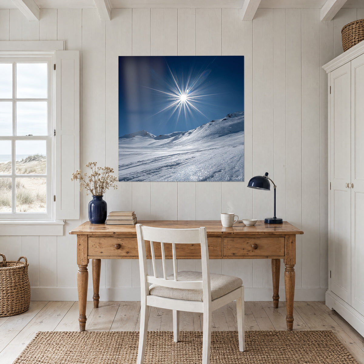 Gemälde Polarlicht als Stern mit zwölf Armen über weiß und blau vereisten Gipfeln, an der Wand eines Büros aus hellem Holz