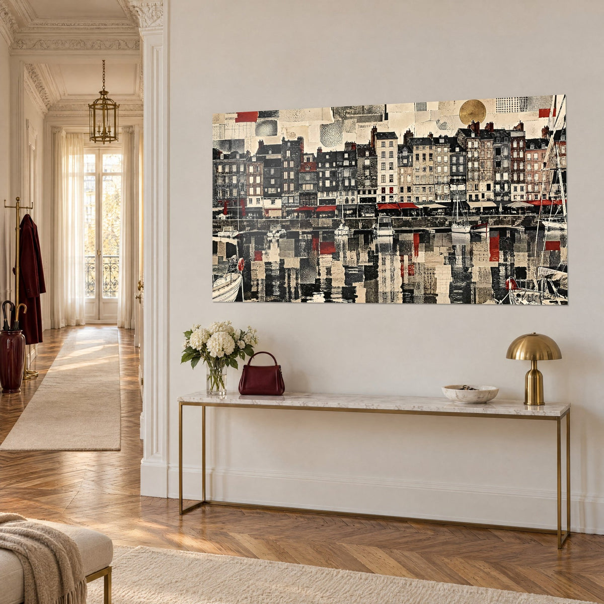 Quadro vecchio porto normanno in carte sovrapposte, tende rosse, velieri bianchi, sole dorato, su una parete avorio di ingresso haussmanniano