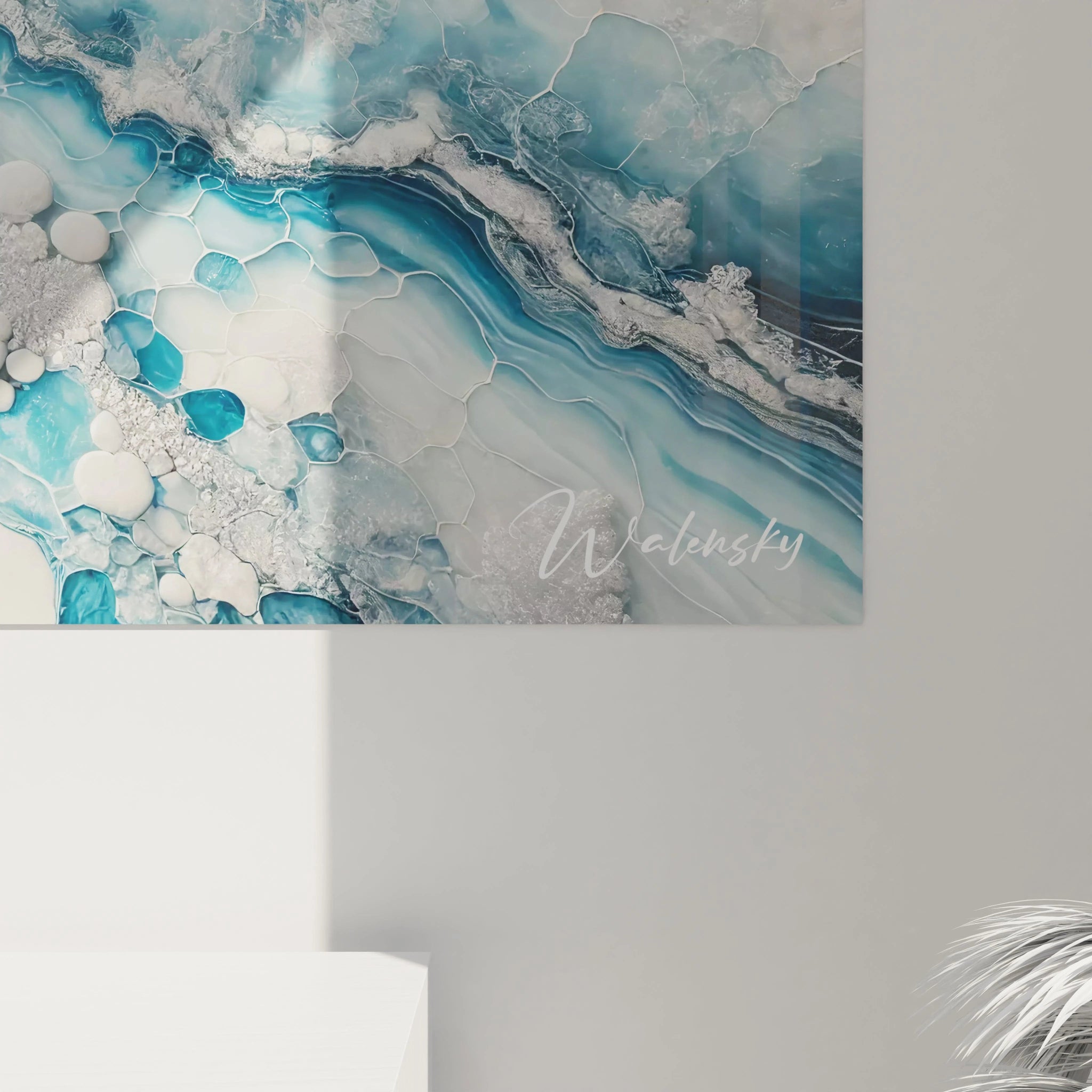 Vue rapprochée du tableau style epoxy, montrant les détails des cristaux et des textures fluides. Les nuances de bleu et de blanc, avec des touches argentées, révèlent la beauté d’un paysage hivernal figé.