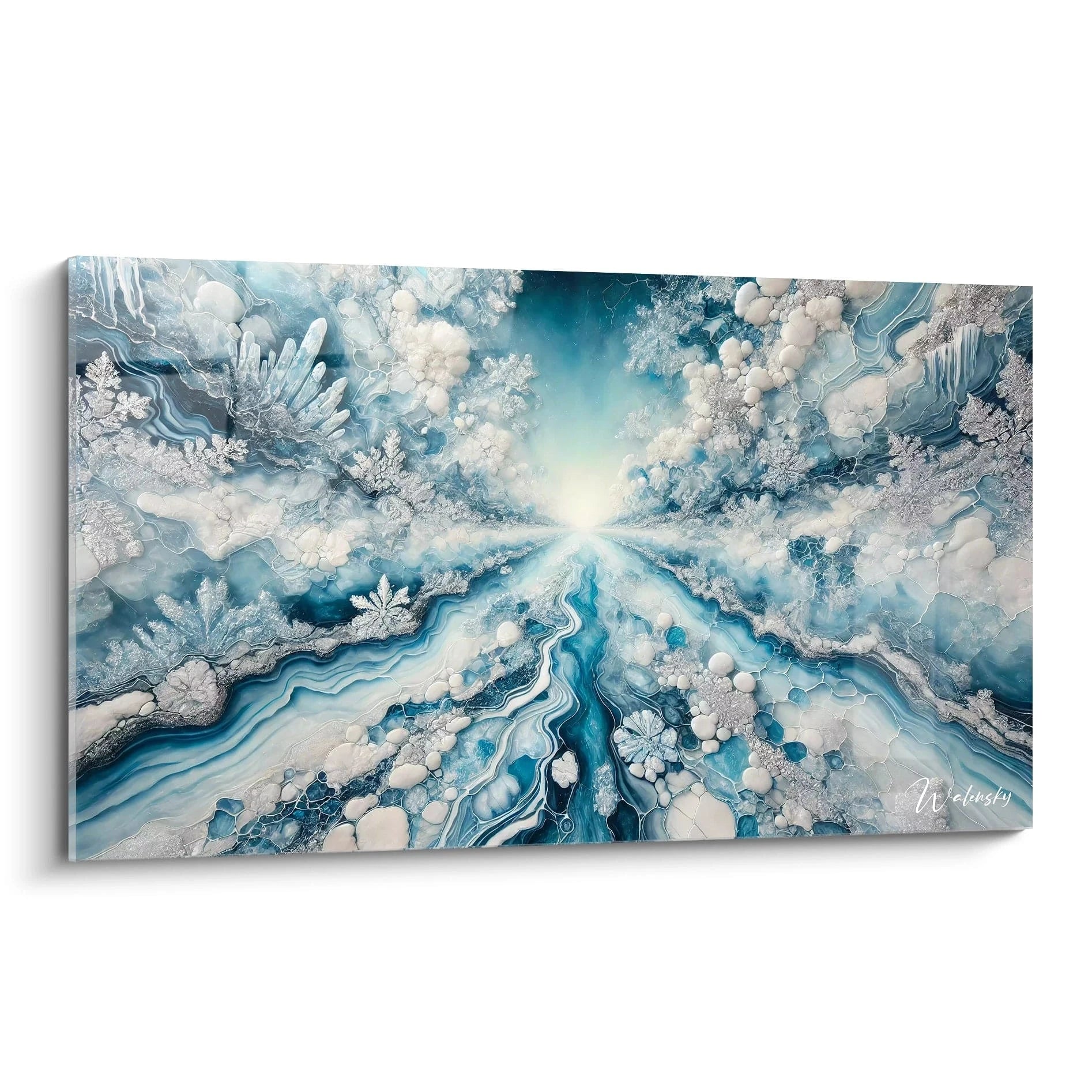 Tableau style epoxy vu de biais, avec des nuances de bleu et de blanc, évoquant la sérénité d'un paysage arctique. Les cristaux et textures créent une profondeur hypnotique qui capte la lumière.