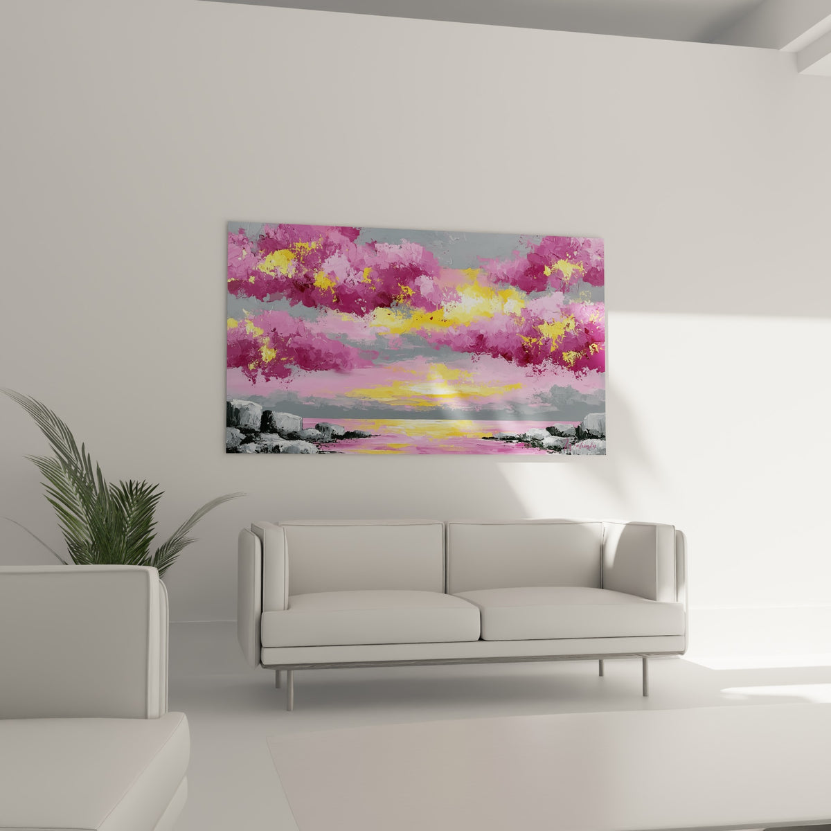 Horizon marin rose et gris traversé de lumière dorée, accroché au-dessus d'un canapé dans un salon lumineux