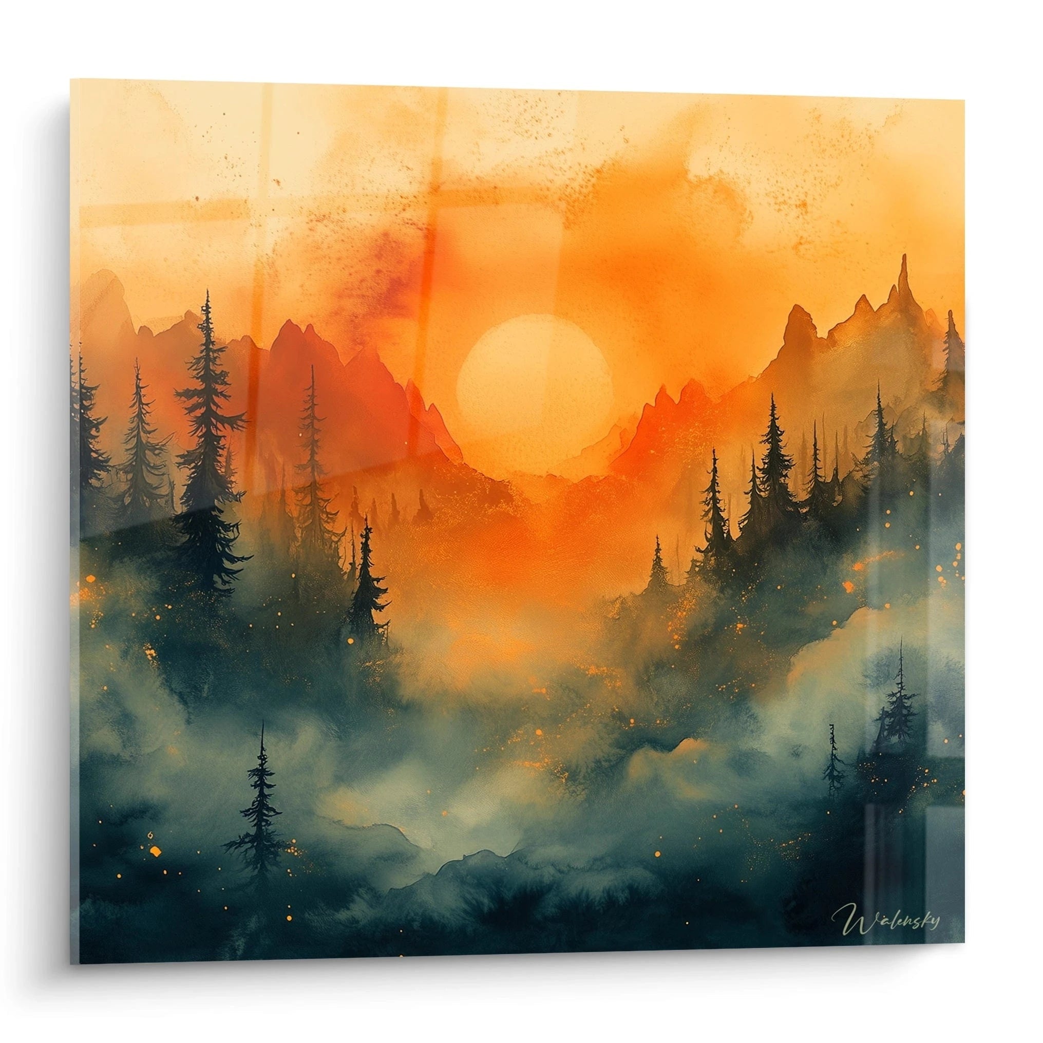 Un tableau coucher de soleil représentant un soleil rond au centre, entouré de montagnes orangées et une forêt de sapins au premier plan. Brume bleutée enveloppant les arbres et particules lumineuses dispersées sur fond dégradé d'orange et de bleu.
