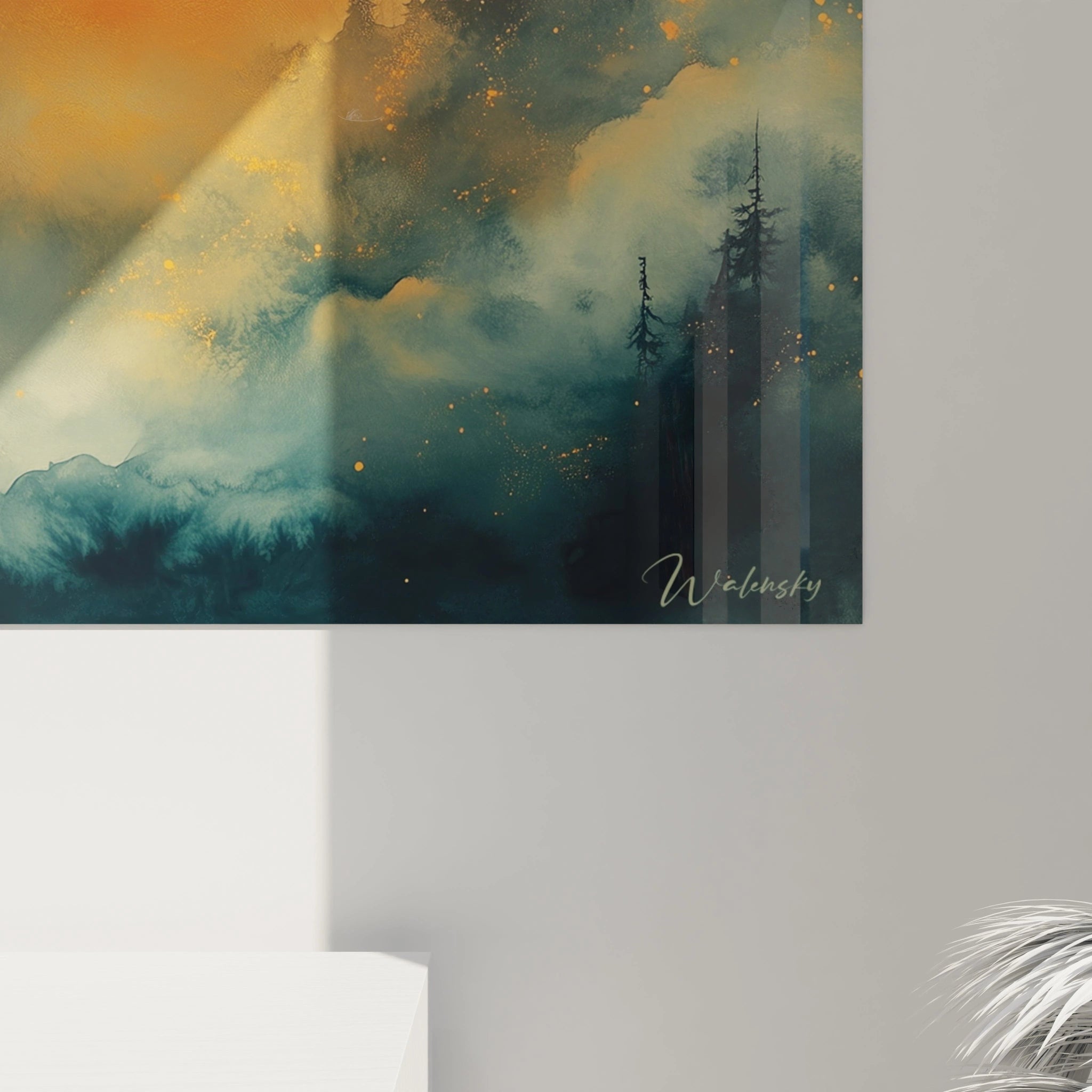 Un tableau coucher de soleil montagneux présentant un paysage forestier avec sapins sombres, brumes éthérées et chaînes de montagnes encadrant un soleil parfaitement circulaire. Dominance de teintes orange vif et bleu profond créant un contraste saisissant.