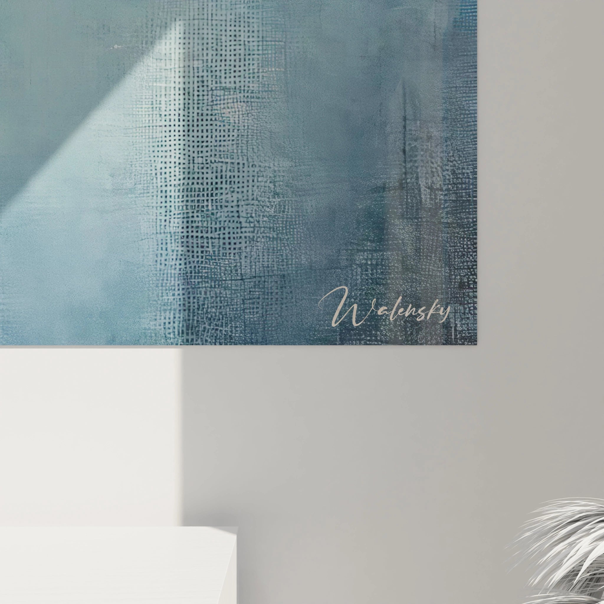 Admirez de près les détails texturés de "Horizons Divisés", où les nuances subtiles de gris, bleu et or créent une composition équilibrée et profondément apaisante.