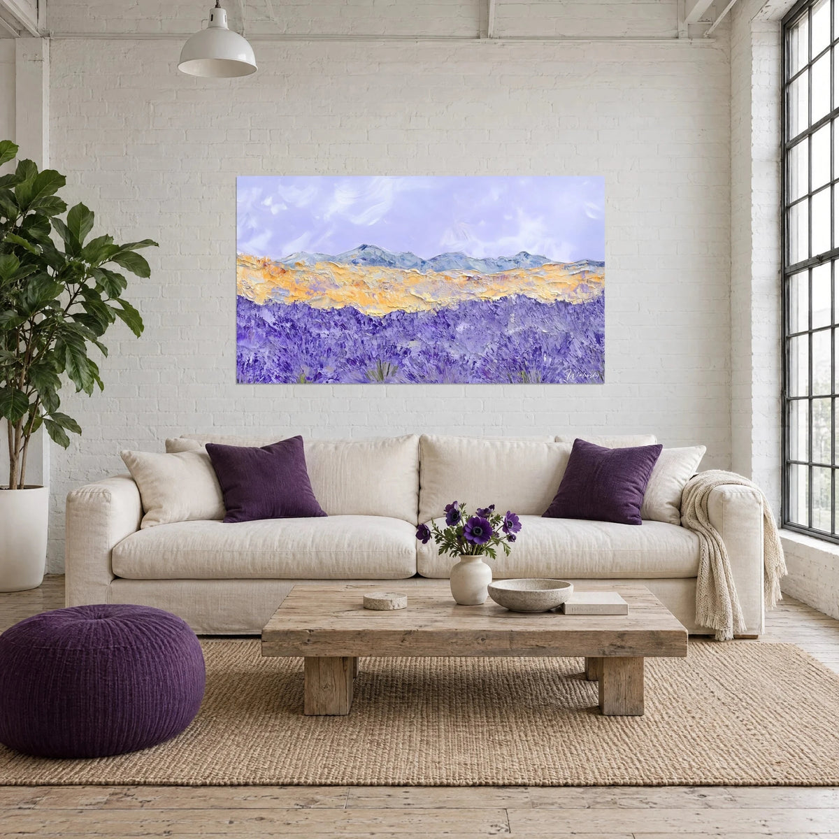 Cuadro campo de lavanda en pinceladas violetas con espátula, colinas amarillo miel y cielo lila, sobre un sofá en un salón luminoso