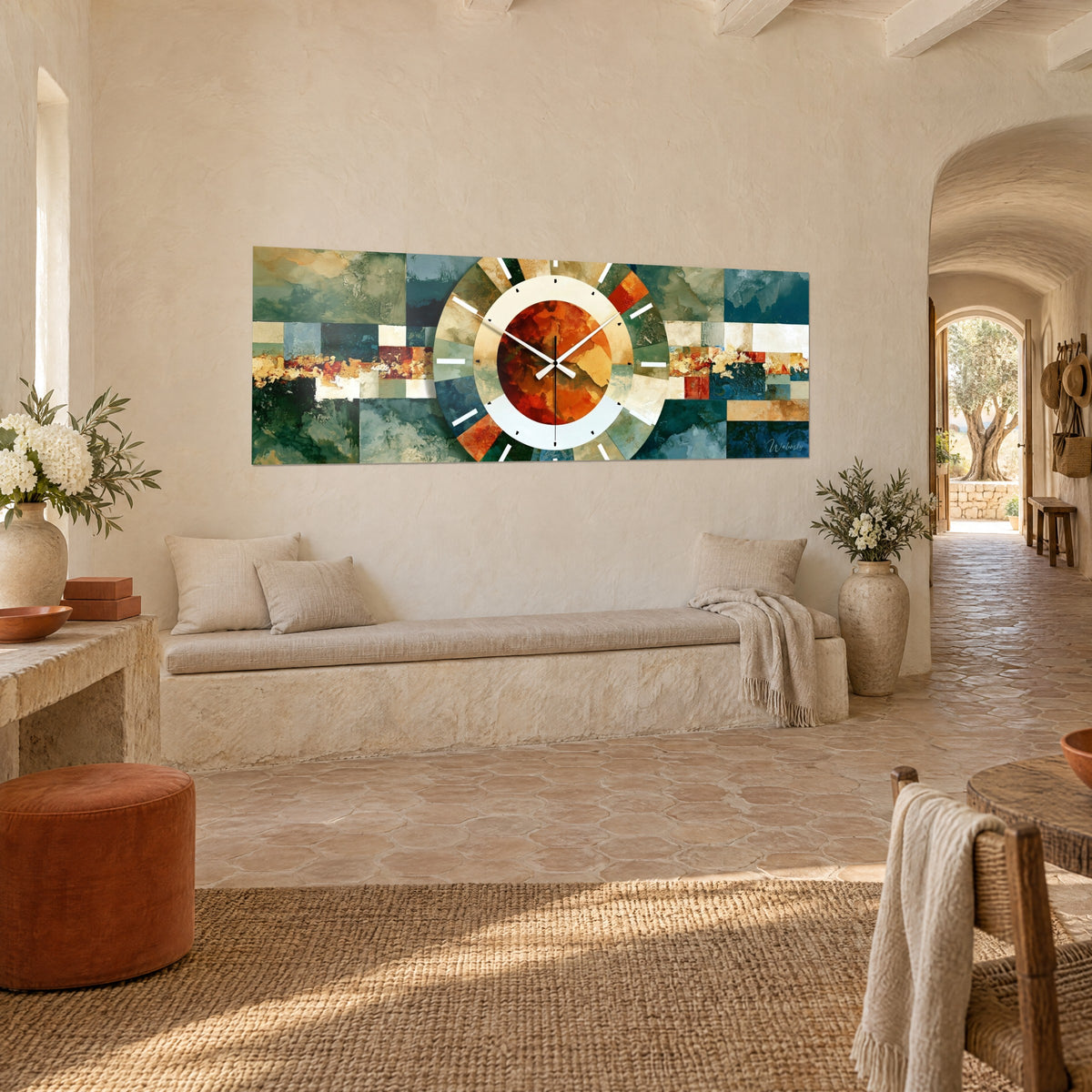 Mosaïque anthracite et ocre de cette horloge murale au-dessus d'un canapé dans un salon lumineux