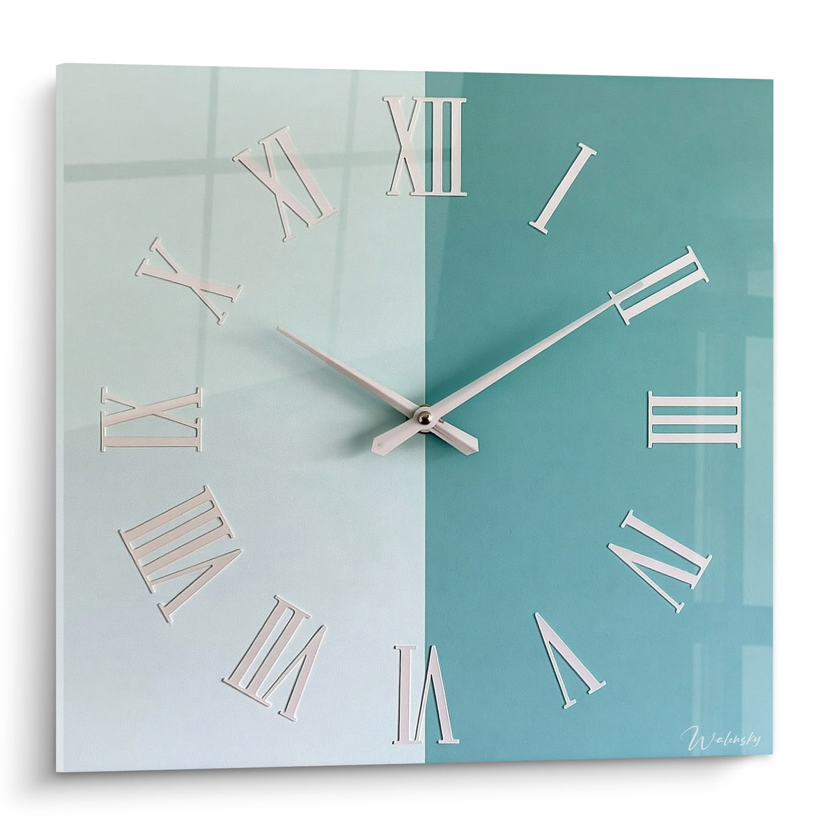 Horloge murale carrée au cadran blanc et bleu sarcelle, chiffres romains argentés brillants