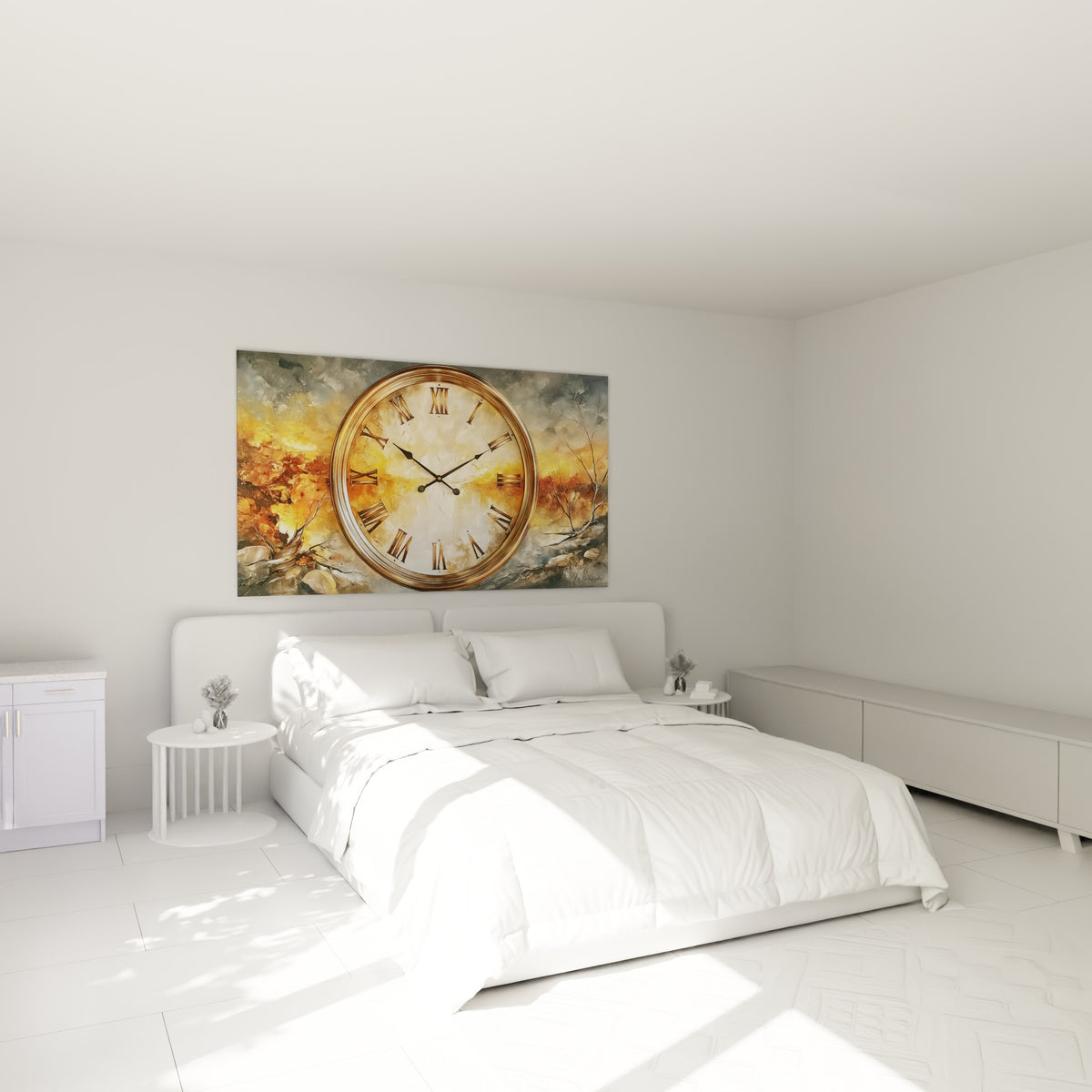 Cadran doré et branches dénudées d'une horloge ocre au-dessus d'un lit dans une chambre claire