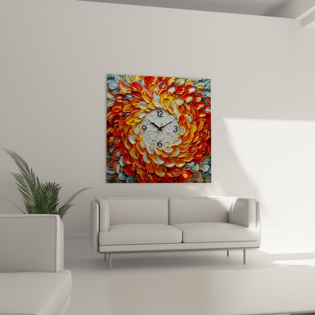Pétales rouges et gris ardoise en empâtement, horloge murale au-dessus d'un canapé dans un salon lumineux