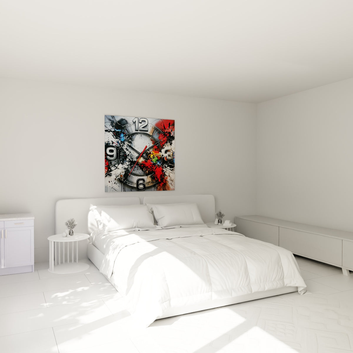 Horloge cadran gris et rouge vif accrochée au-dessus d'un lit dans une chambre claire