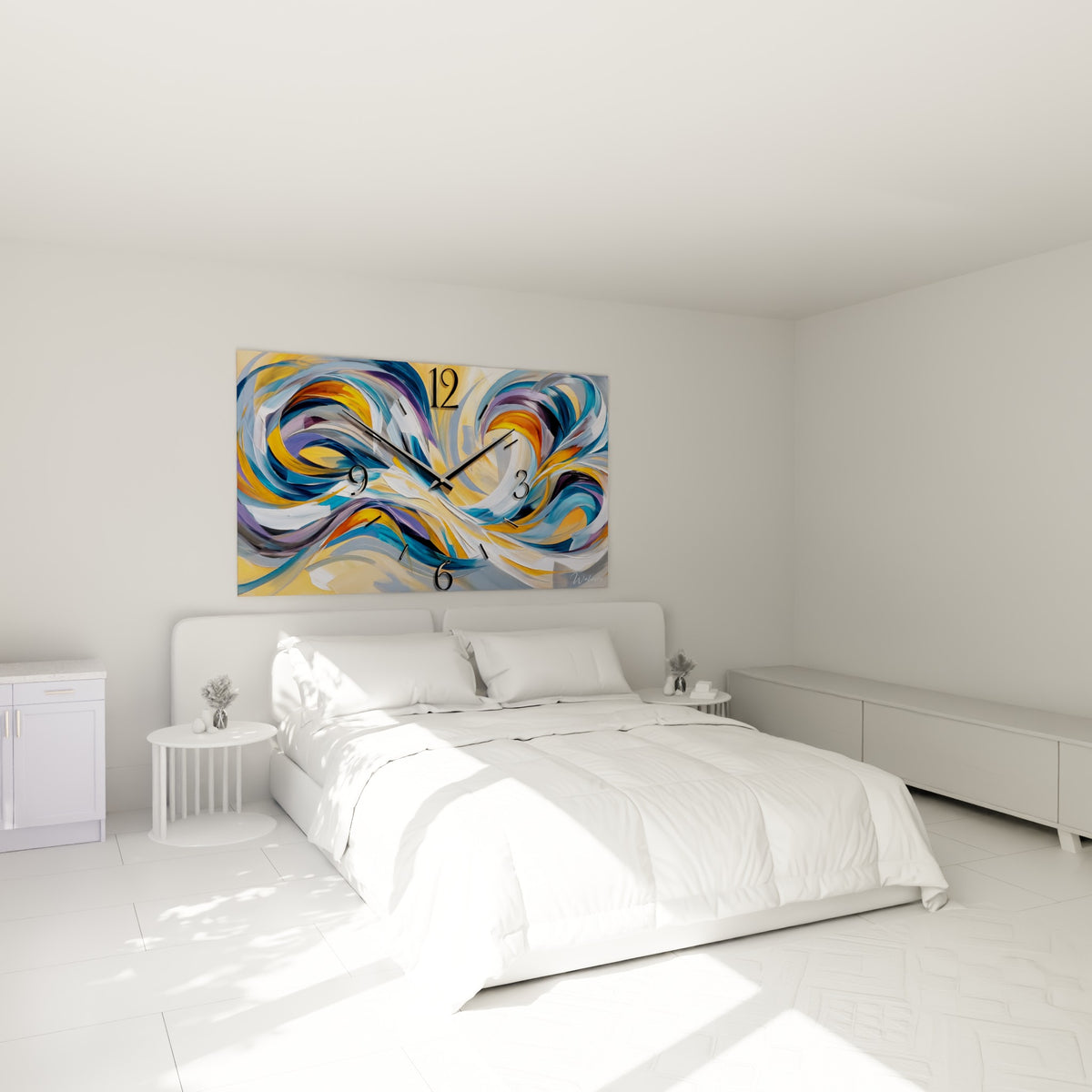 Spirales bleu pastel et dorées de cette horloge accrochées au-dessus d'un lit dans une chambre claire