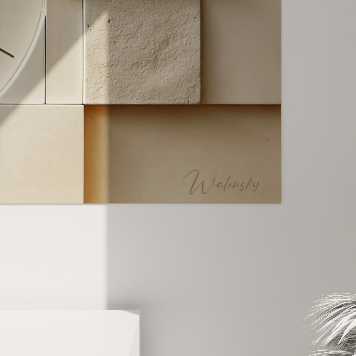 Grain de pierre et arêtes lisses en beige clair et blanc cassé visibles sur ce détail de l'horloge murale