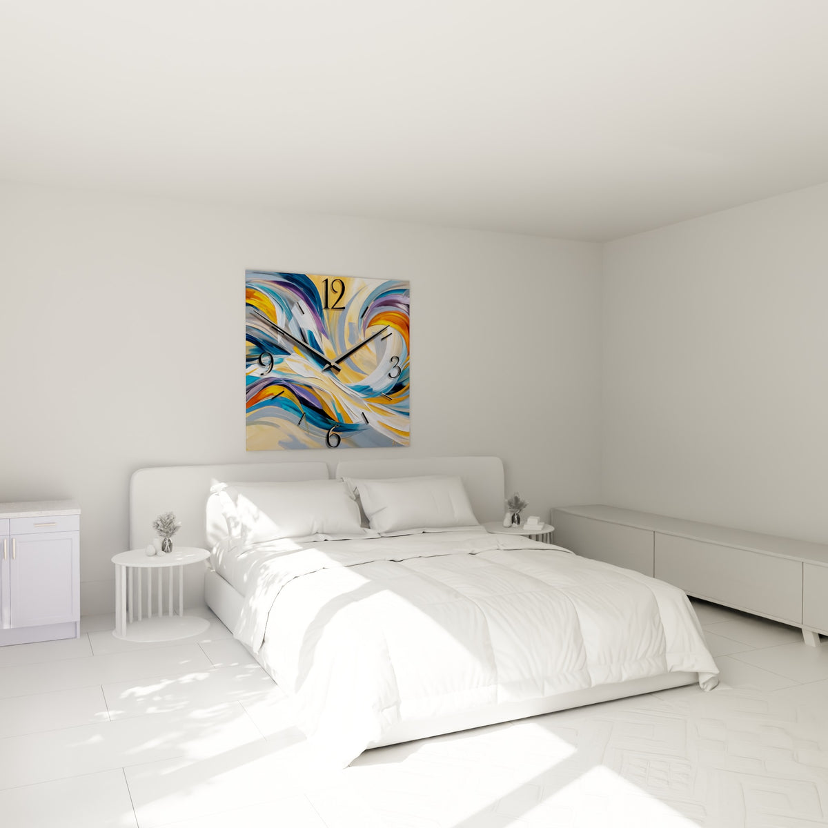 Tourbillons bleu et ocre de cette horloge murale accrochés au-dessus d'un lit dans une chambre claire
