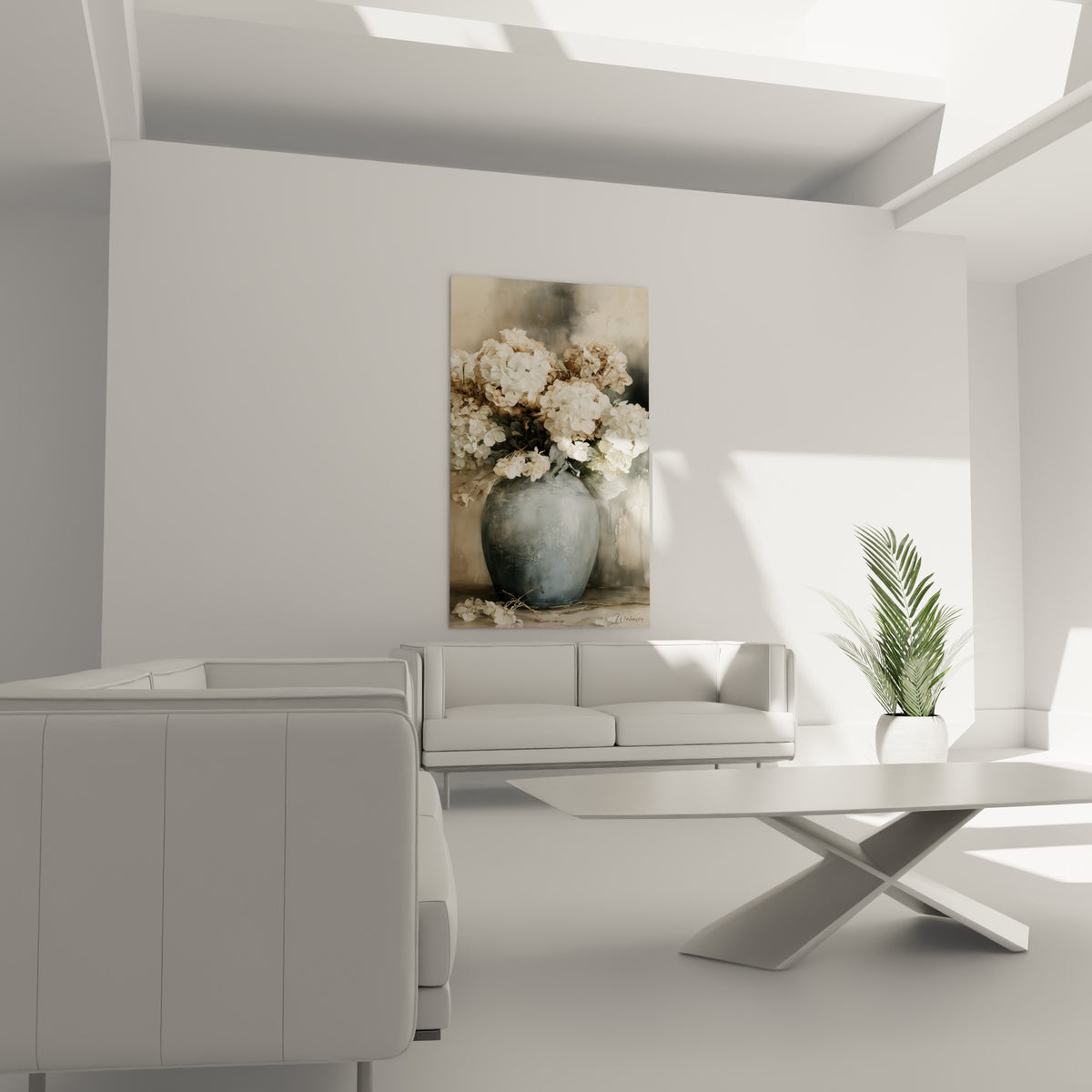 Fleurs d'Hortensia blanches et vase bleu texturé placés au-dessus d'un canapé dans un salon lumineux