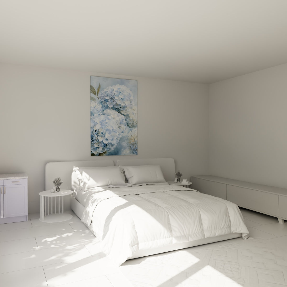 Bouquet d'hortensia blanc crème et bleu ciel au-dessus d'un lit dans une chambre claire
