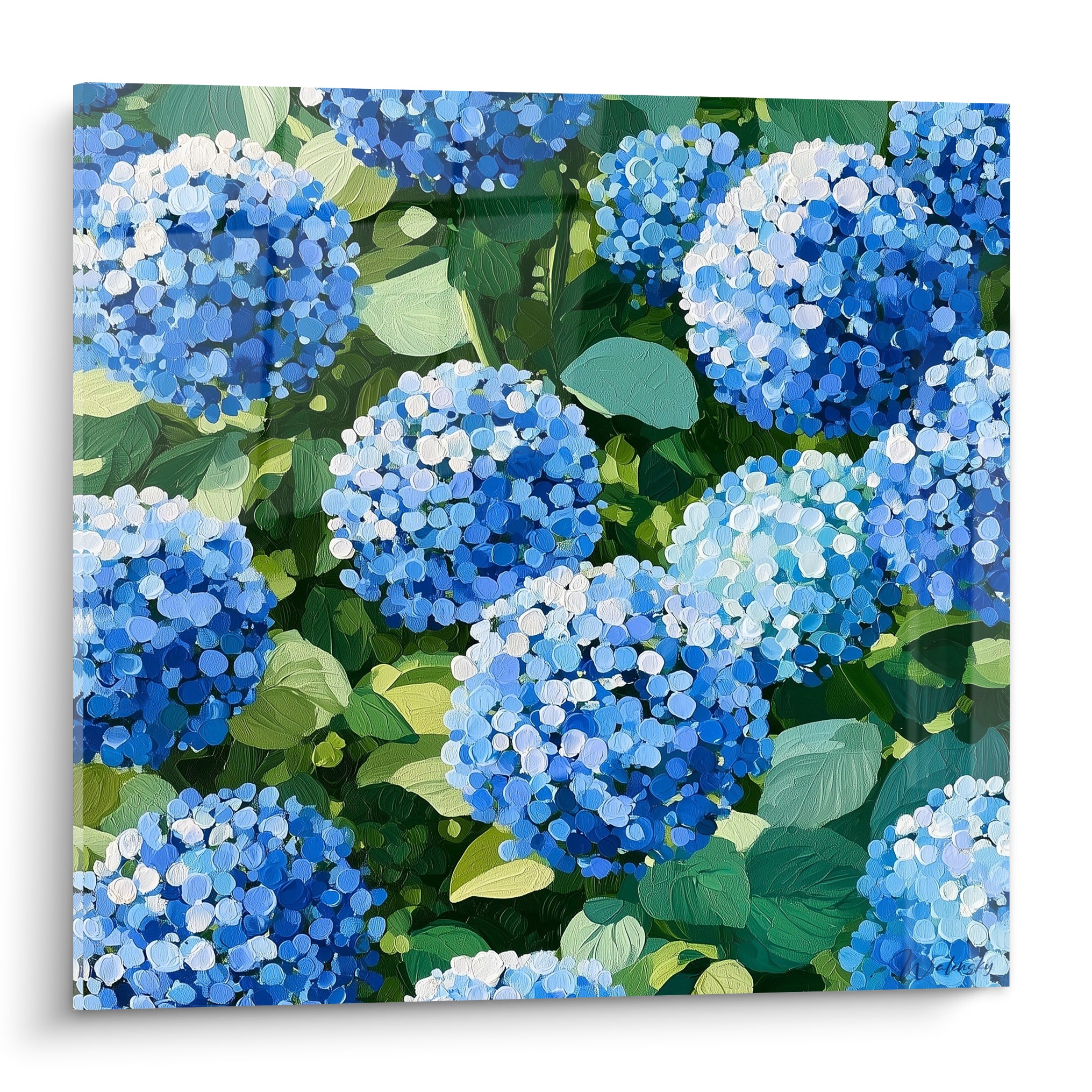 Hortensias bleu marine et blanc peints en gros bouquets sur fond de feuillage vert émeraude