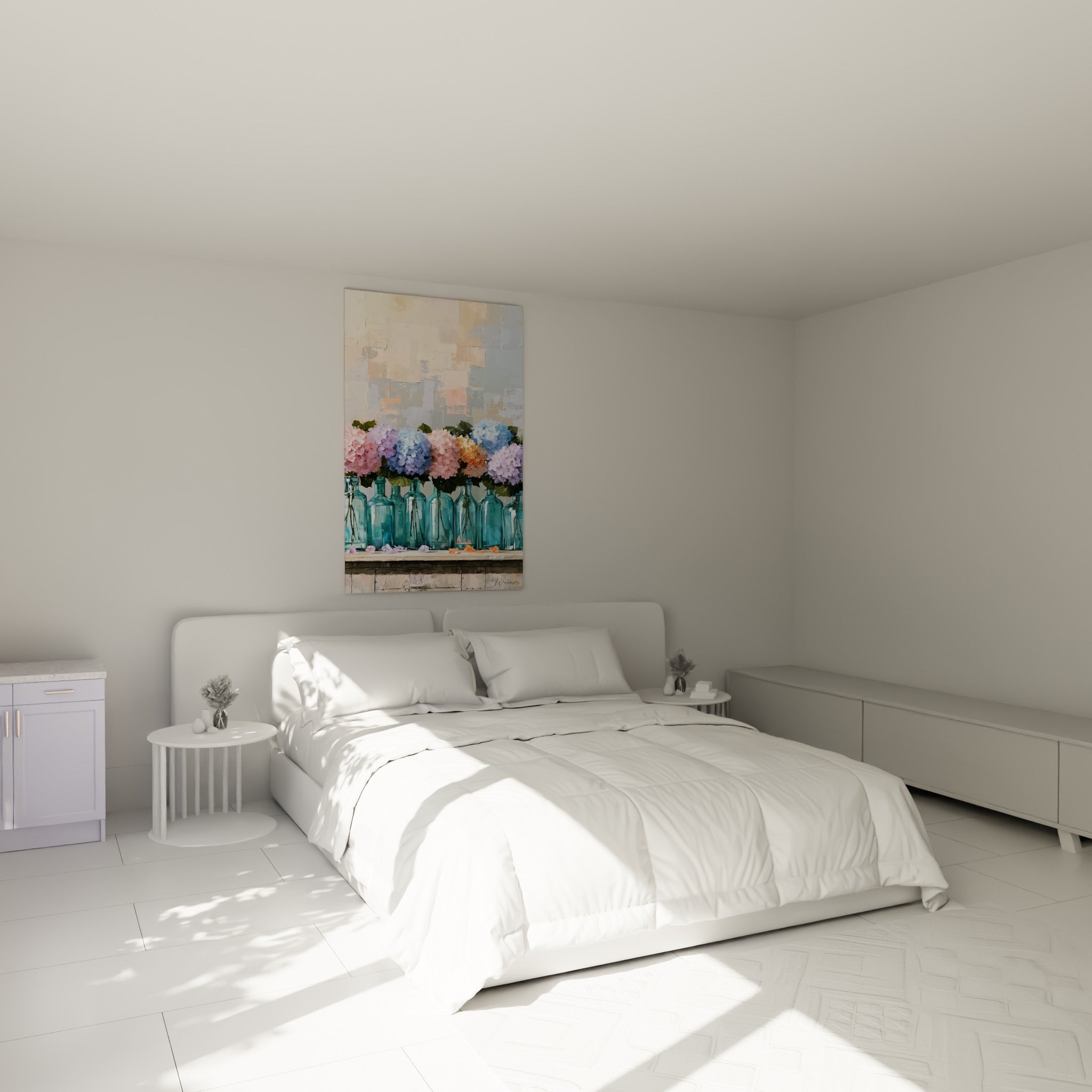 Bouquets d'hortensias lavande et pêche alignés au-dessus d'un lit dans une chambre claire