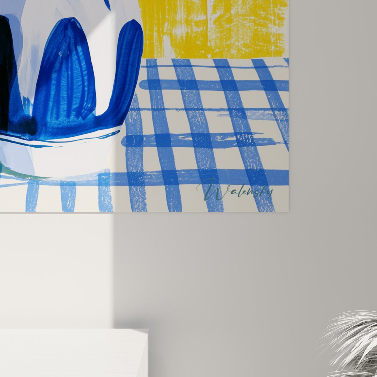 Détail des touches géométriques bleu et violet formant les pétales d'hortensia sur fond jaune texturé