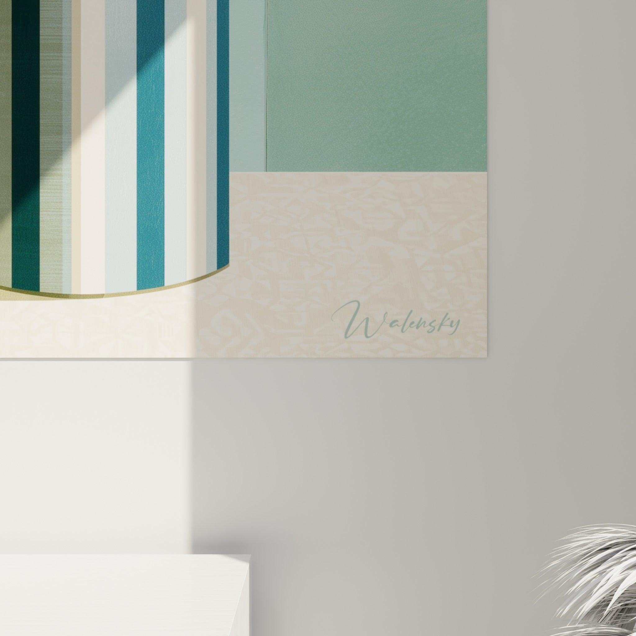 Détail des pétales d'hortensia ivoire et des rayures bleu marine du vase, texture picturale visible