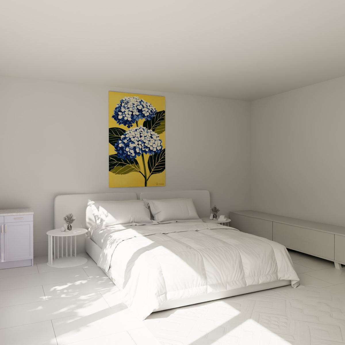 Ombelles d'hortensia bleu et blanc, fond jaune vif, au-dessus d'un lit dans une chambre claire