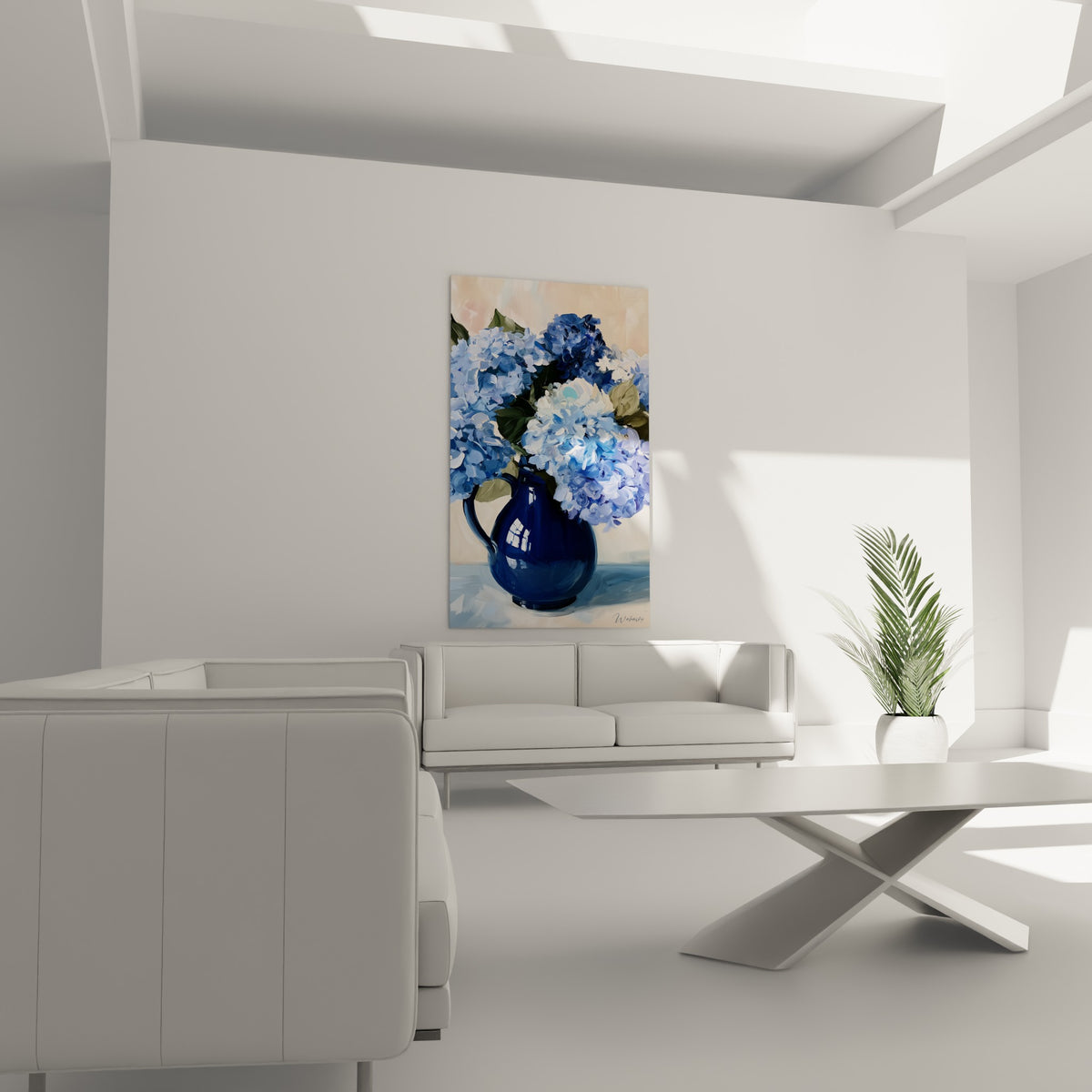 Fleurs d'hortensia bleu pastel et pichet bleu marine, au-dessus d'un canapé dans un salon lumineux