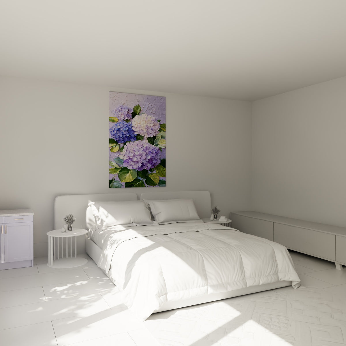Bouquet d'hortensia bleu lavande et mauve accroché au-dessus d'un lit dans une chambre claire