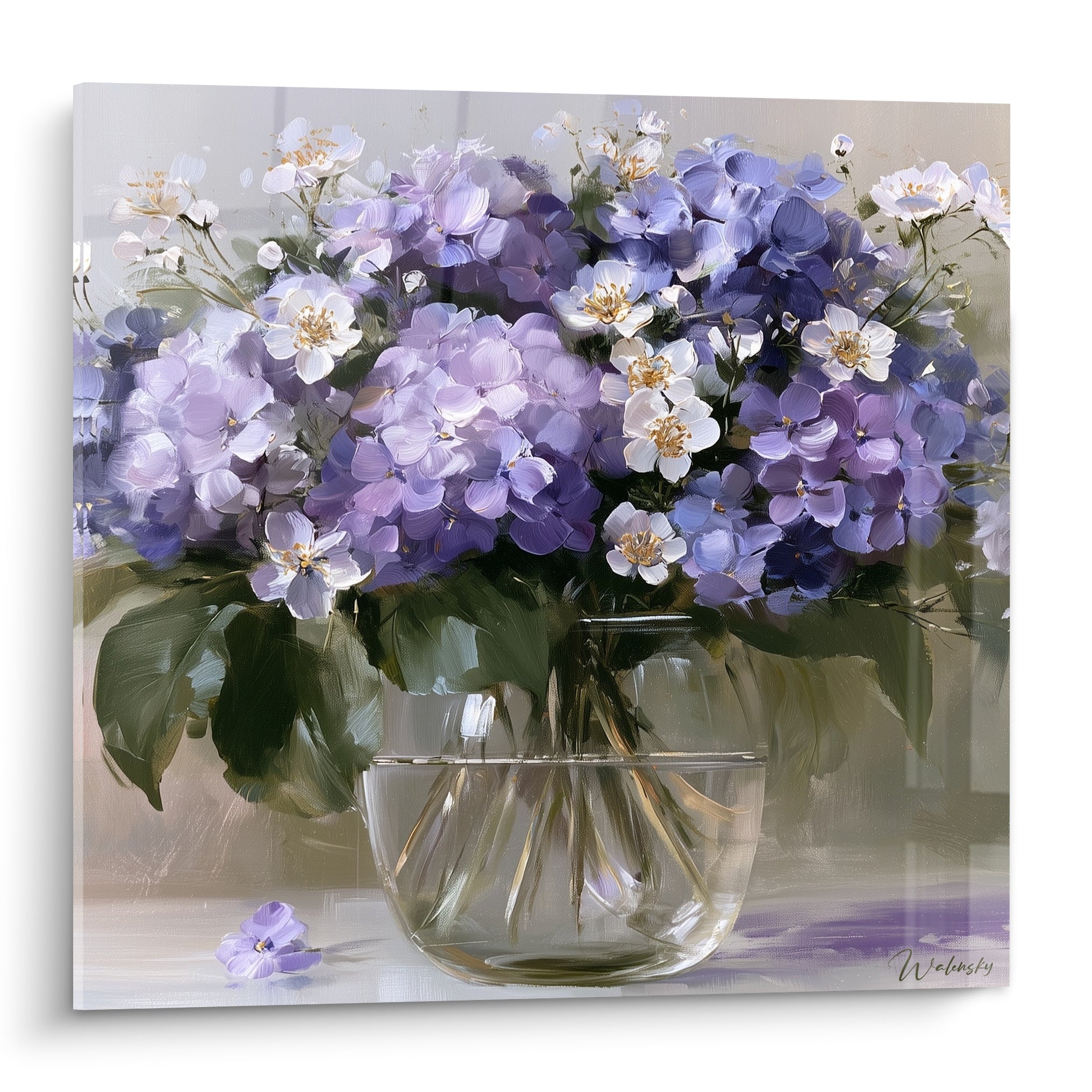Bouquet d'hortensia mauve et blanc dans un vase de verre, touches épaisses et lumineuses