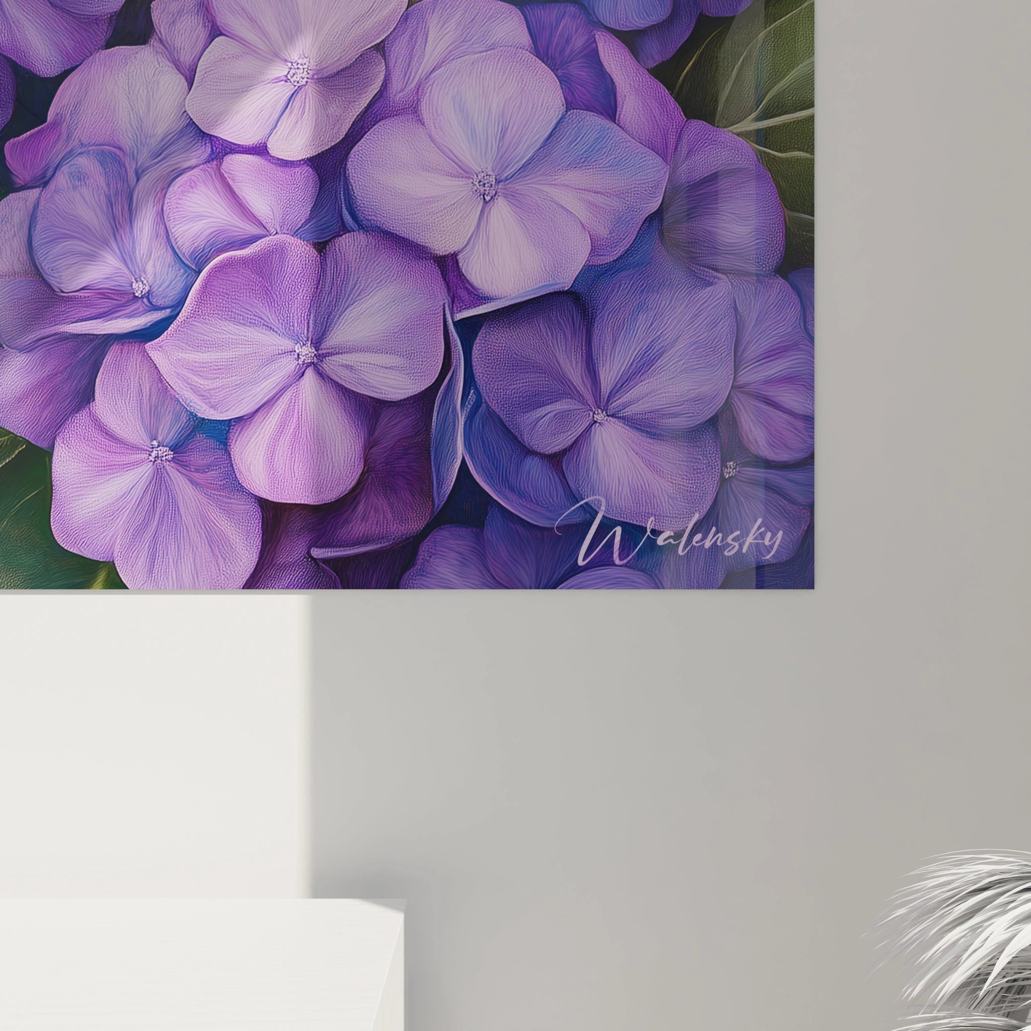 Un tableau Hortensia nature mettant en avant des fleurs violettes et bleues aux pétales finement texturés, entourées de feuilles vertes, avec une lumiÚre douce renforçant les contrastes.