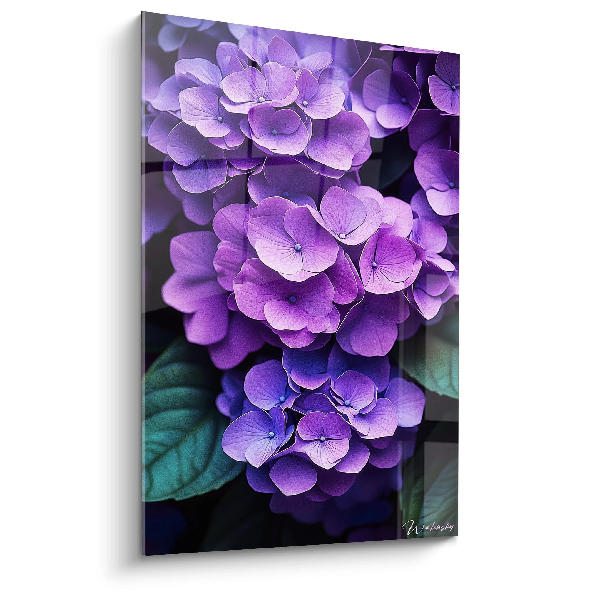 Un tableau Hortensia nature représentant un bouquet dense de fleurs violettes et bleues, avec des feuilles vertes visibles en arriÚre-plan et des textures lisses aux dégradés subtils.