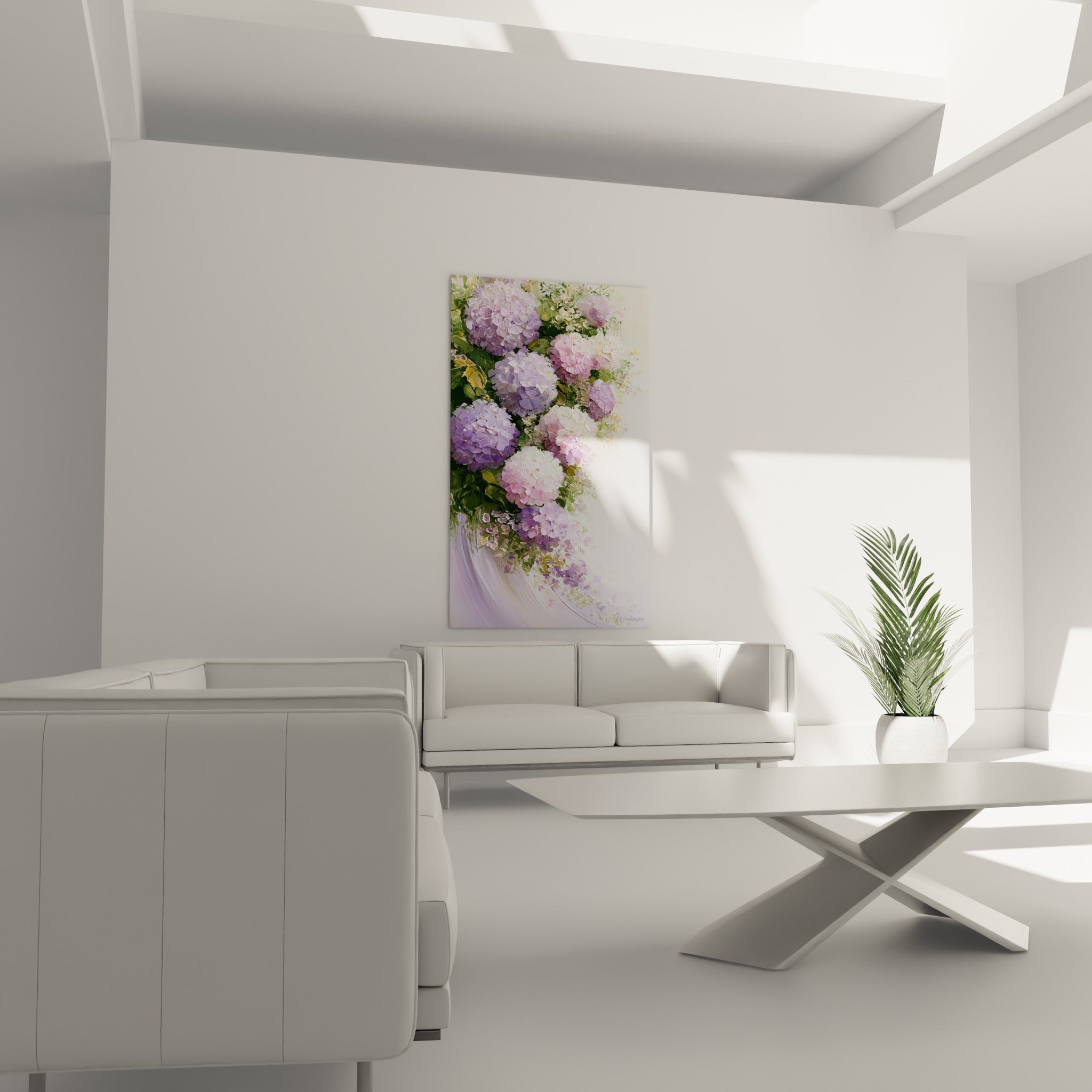Fleurs d'hortensia mauves et roses en relief, disposées au-dessus d'un canapé dans un salon lumineux