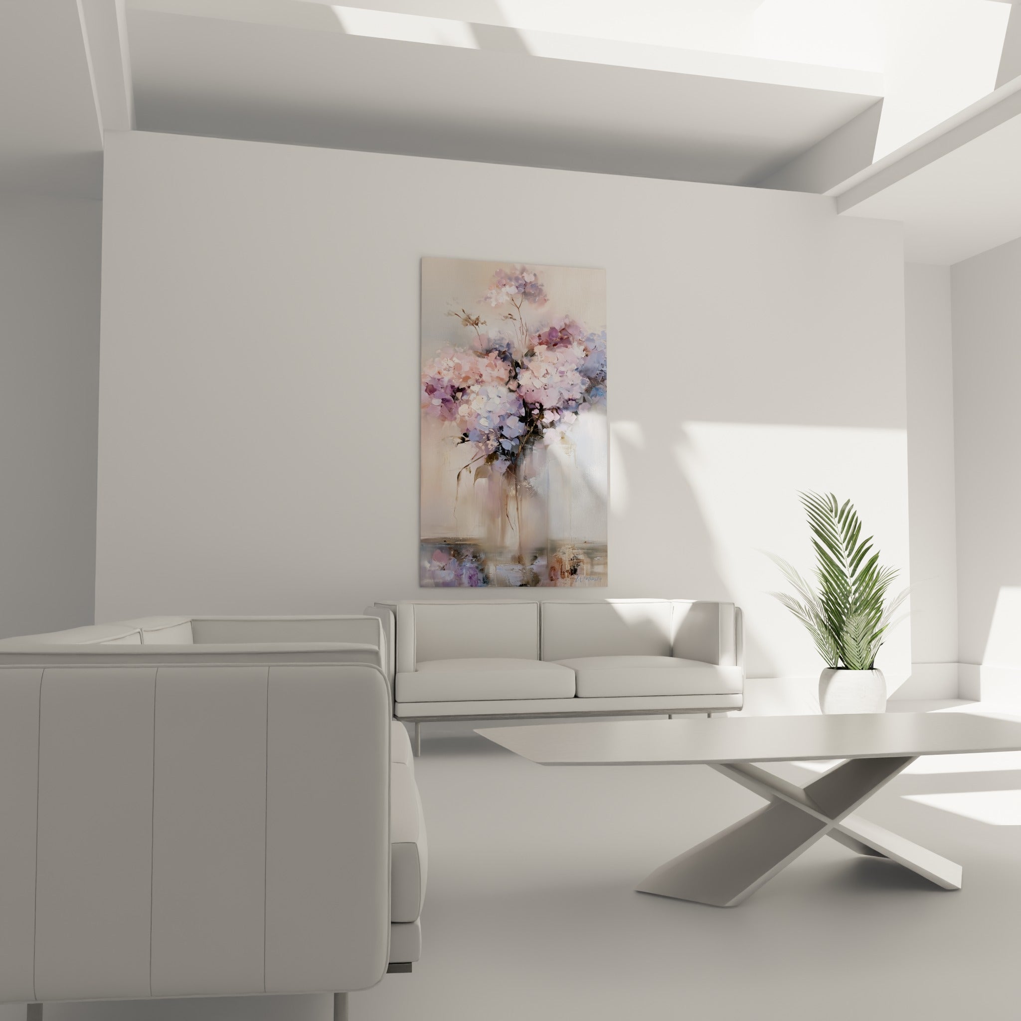 Fleurs d'hortensia mauves et roses disposées au-dessus d'un canapé dans un salon lumineux