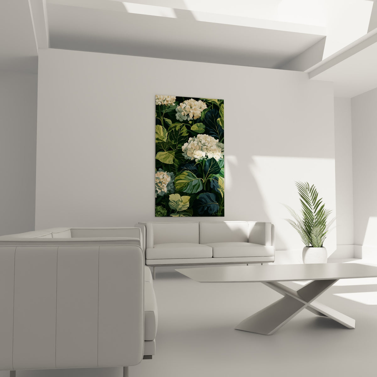 Fleurs d'hortensia crème et feuilles vert sauge au-dessus d'un canapé dans un salon lumineux