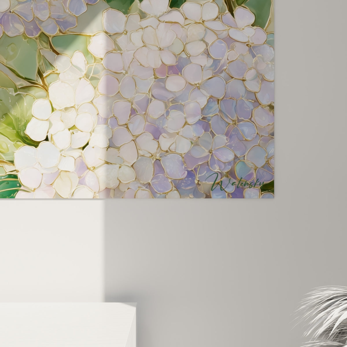 Reflets dorés et pétales nacrés mauves et verts visibles en gros plan sur la toile Hortensia