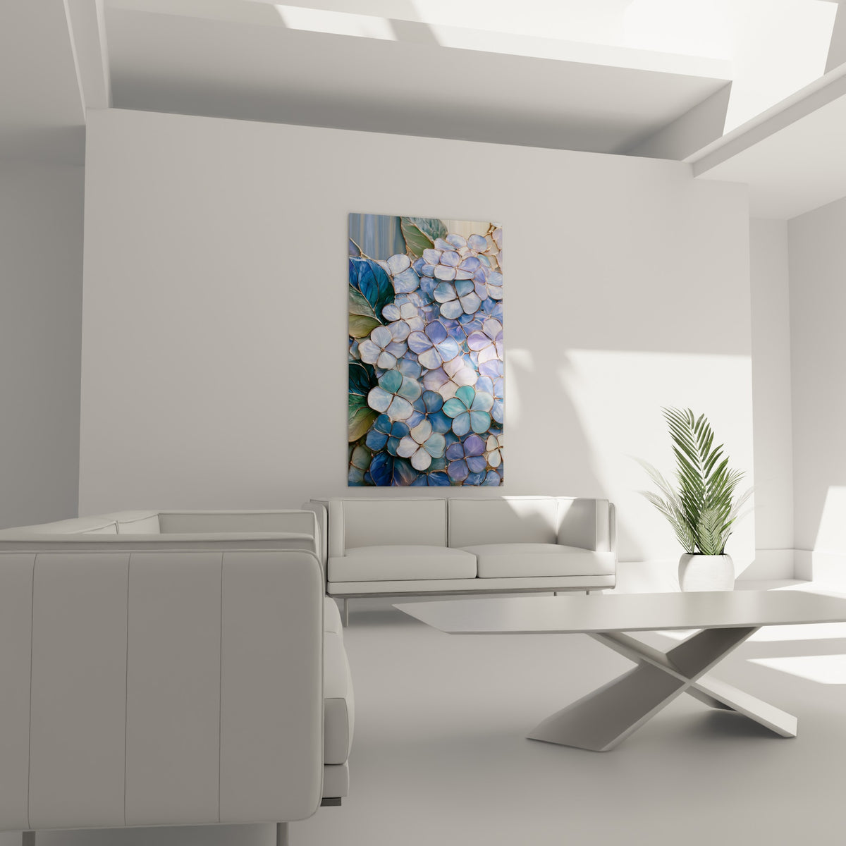 Fleurs d'hortensia turquoise et violet pastel disposées au-dessus d'un canapé dans un salon lumineux