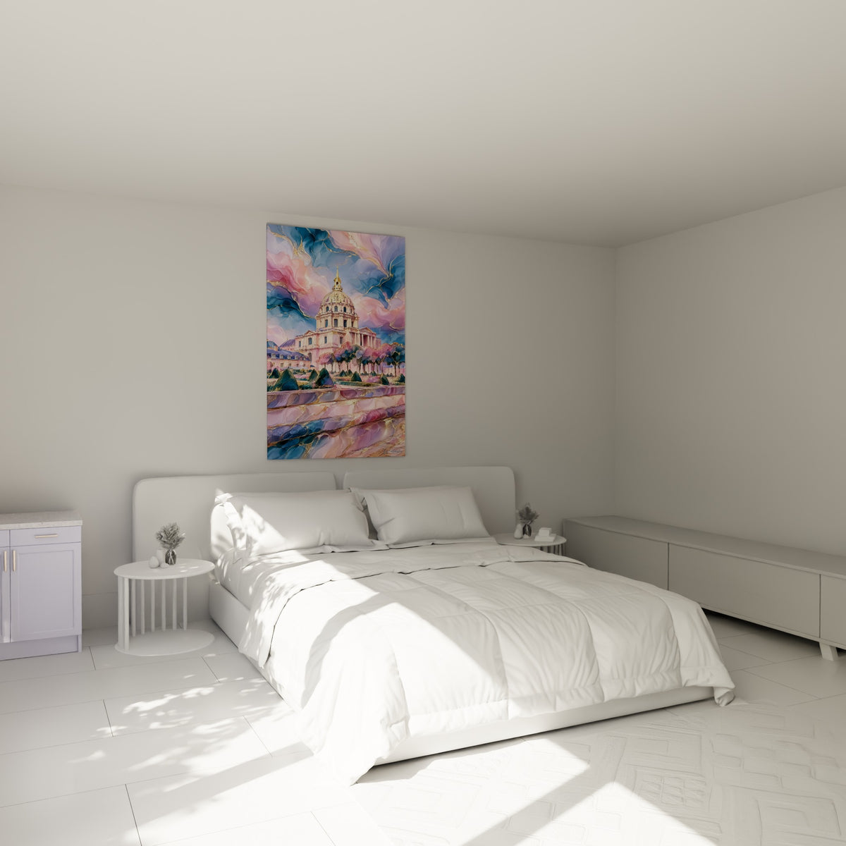 Coupole dorée des Invalides aux nuances roses et bleues au-dessus d'un lit dans une chambre claire