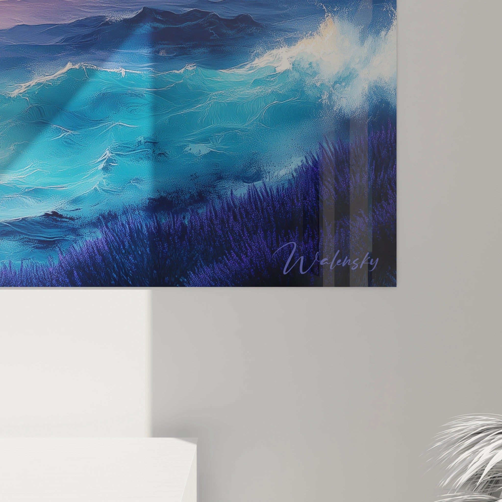 Tableau coucher de soleil présentant une scène océanique dramatique où le soleil couchant baigne le ciel de nuances orange vif et violet, illuminant des vagues agitées aux teintes bleu turquoise et indigo, avec une végétation violette au premier plan et des formations rocheuses monumentales de chaque côté.