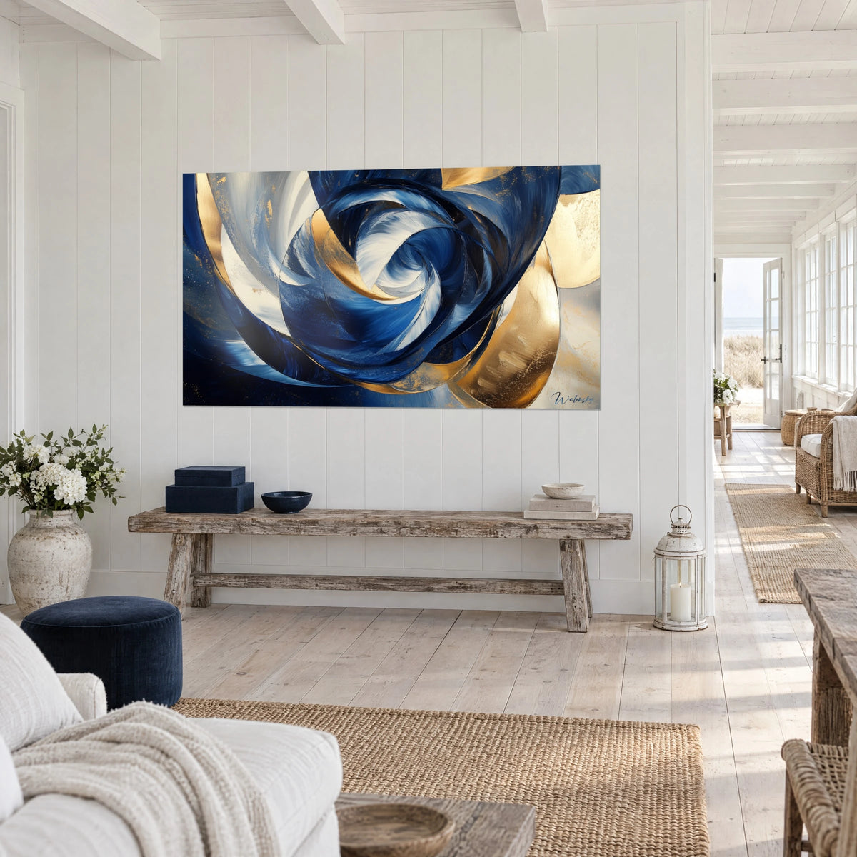 Cuadro con vórtice abstracto de pétalos azul marino y dorados, tres cuartos, banco de madera natural, pasillo luminoso junto al mar