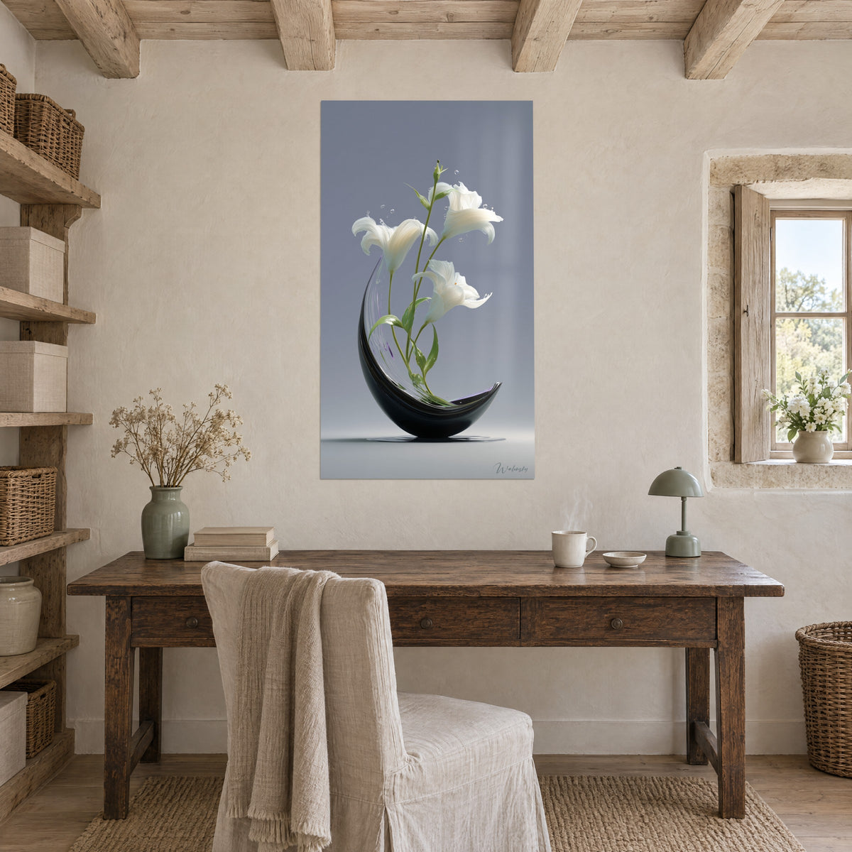 Πίνακας ikebana μπουκέτο από τρία μαργαριταρένια κρίνα, μήλο-πράσινα στελέχη και σκιά κάτω από το μαύρο βάζο, ξύλινο γραφείο, πέτρινοι τοίχοι