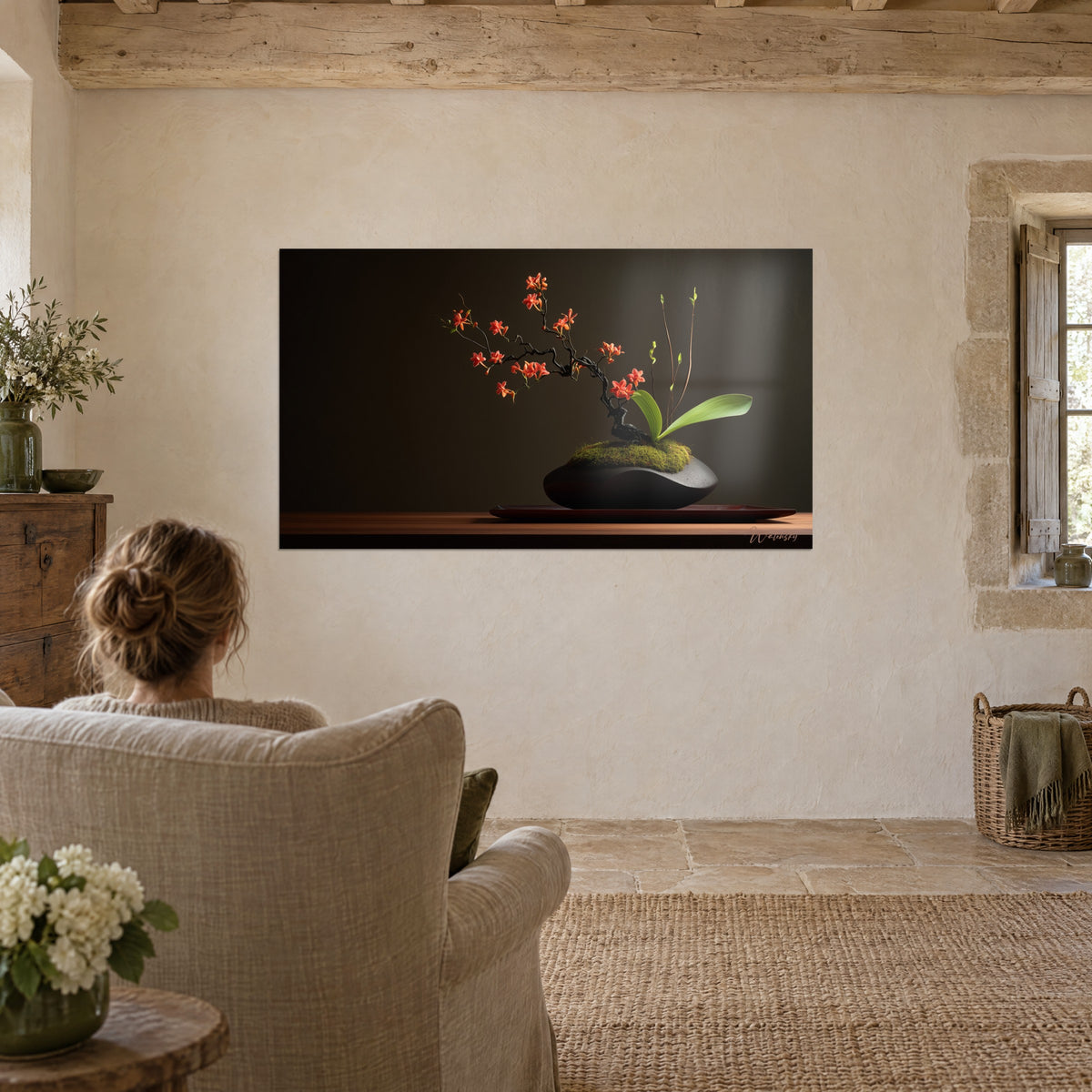 Quadro di ikebana minimalista, grappoli arancio e muschio verde su un vaso nero opaco, ammirato da una donna di spalle in una poltrona