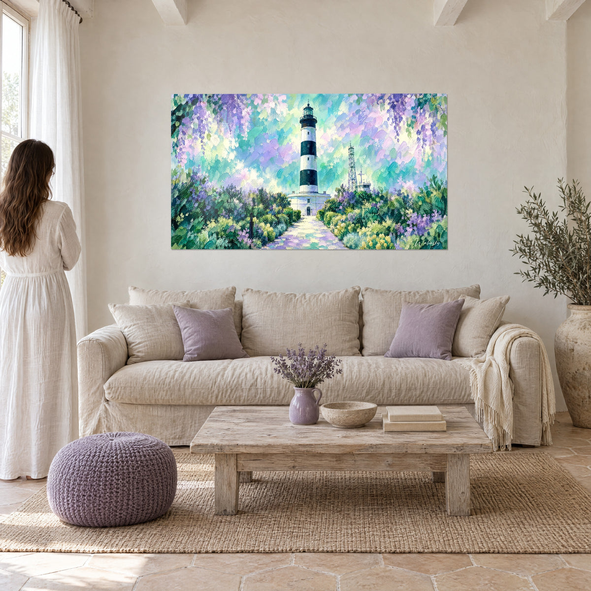 Allée fleurie menant au phare rayé noir et blanc, mauve et turquoise, au-dessus d'un lit dans une chambre claire