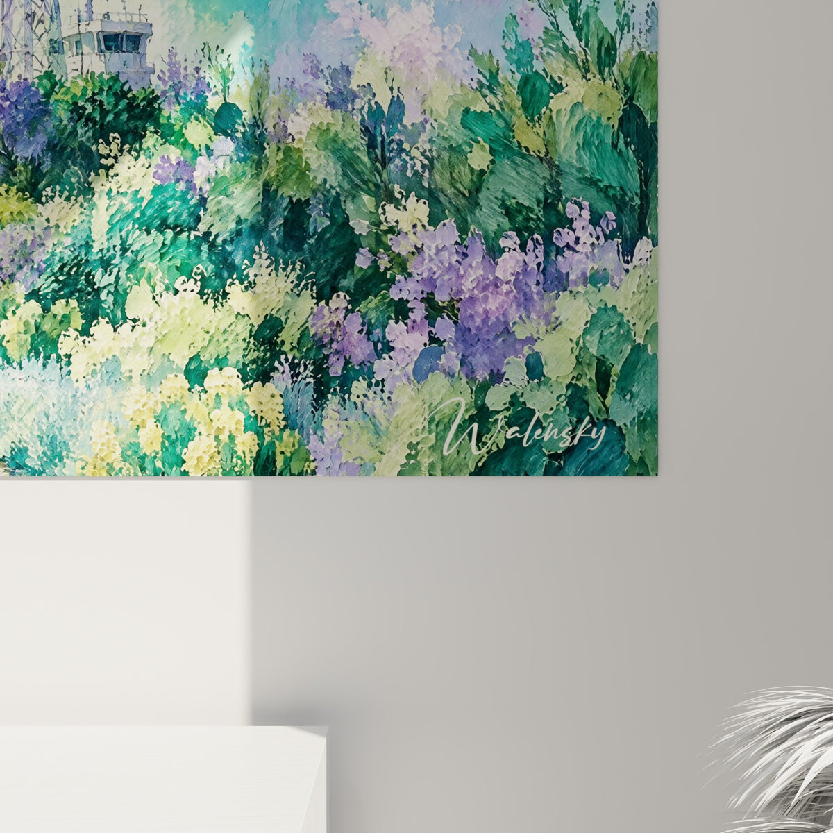 Empâtements turquoise et mauve au grain visible sur la toile du phare rayé, coulures florales en gros plan