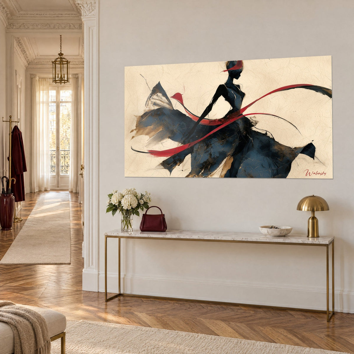 Tableau silhouette féminine noire et ruban écarlate virevoltant, jupe bleu marine et ocre, sur un mur blanc au-dessus d'une console dorée