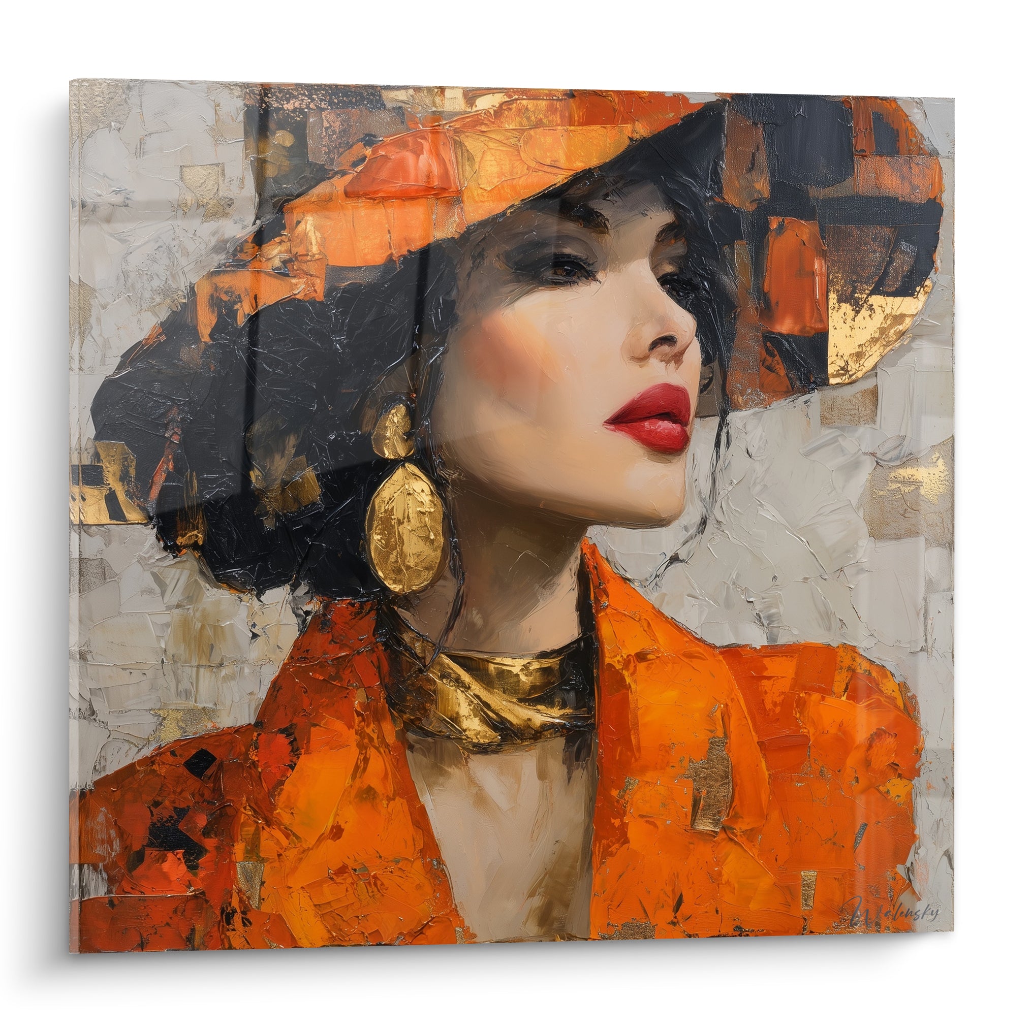 Portrait de femme au chapeau orange et anthracite, doré aux oreilles, bouche rouge intense